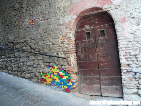 Jan Vormann - L'artista che ripara gli edifici con il Lego Jan Vormann - L'artista che ripara gli edifici con il Lego