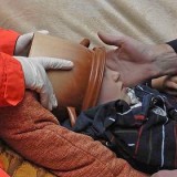 Bambino con una pentola in testa