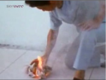 Dynamo Jack da fuoco a un pezzo di carta
