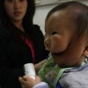 kang kang il bambino cinese con la maschera sul volto