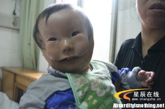 kang kang il bambino cinese con la maschera sul volto