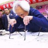 Zhou Mingdi l'uomo che scrive con ogni parte del corpo