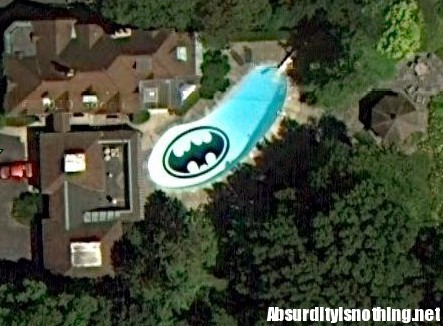 E’ incredibile, il sogno di tutti i nerd del pianeta, avere una piscina con inciso il simbolo di batman così grande da essere visibile dal satellite a migliaia di chilometri...