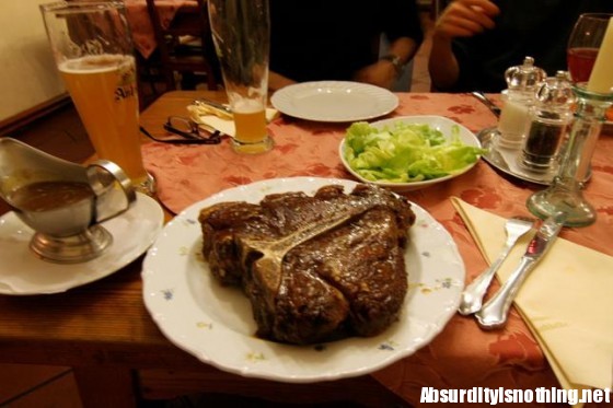 Il fratello prende la bistecca pià grande