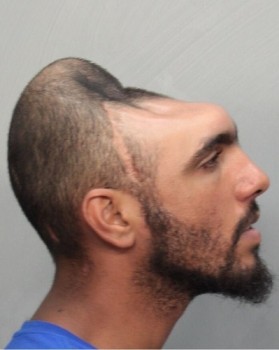 Uomo con la testa a metà