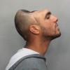Uomo con la testa a metà