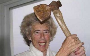 Pat Palmer sale sull'aereo con un'ascia nella borsa