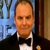 E intanto, vendendo i gioielli in TV..